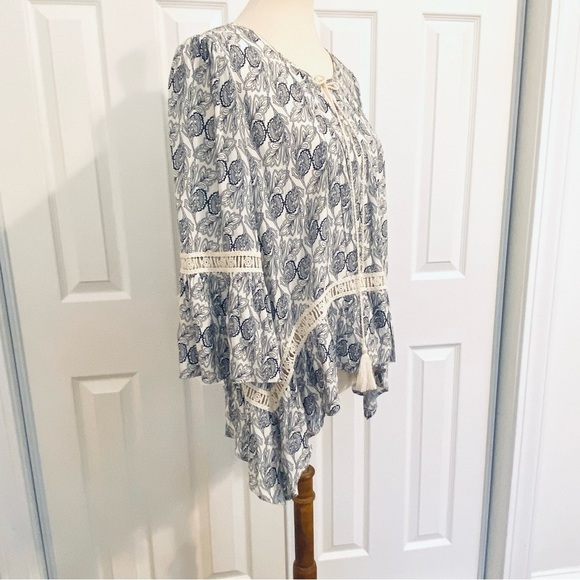 Umgee Navy Floral Boho Blouse Top Sharkbite Hem Bell Sleeve Crochet Womens Sz M - Picture 5 of 9